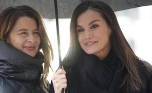 La reina Letizia combate la lluvia con su look negro favorito para acudir a la reunión con la Federación Española de Enfermedades Raras