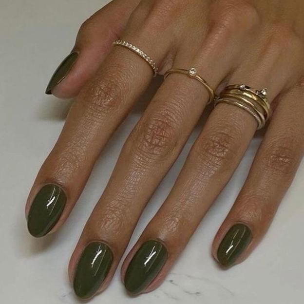 Manicura tendencia verde oliva