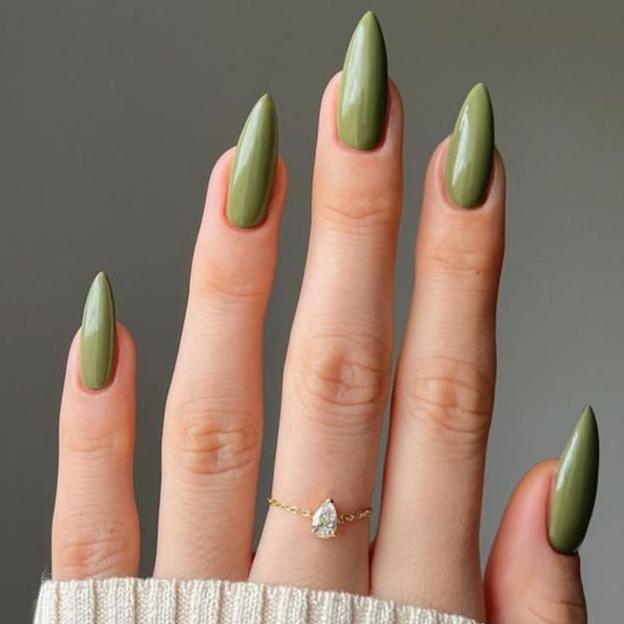 Manicura color verde dirty martini tendencia