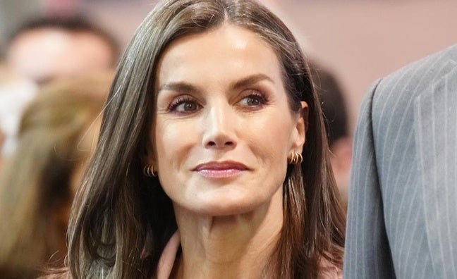 La reina Letizia estrena en FITUR una blazer de Zara de rebajas y agotada: entallada y en el color tendencia