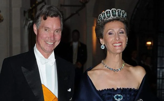 Sibila de Luxemburgo con la tiara de aguamarinas. 