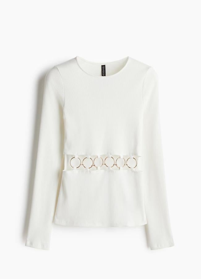 Top blanco con anillas, 19,99 euros.