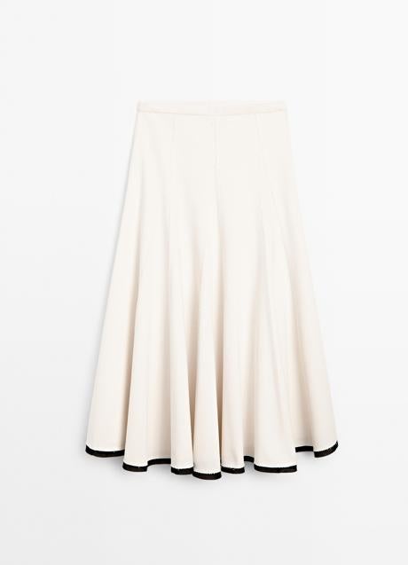 Falda blanca con vuelo de Massimo Dutti (79,99 euros)