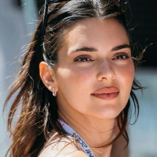 Kendall Jenner con look de maquillaje natural con iluminador viral low cost