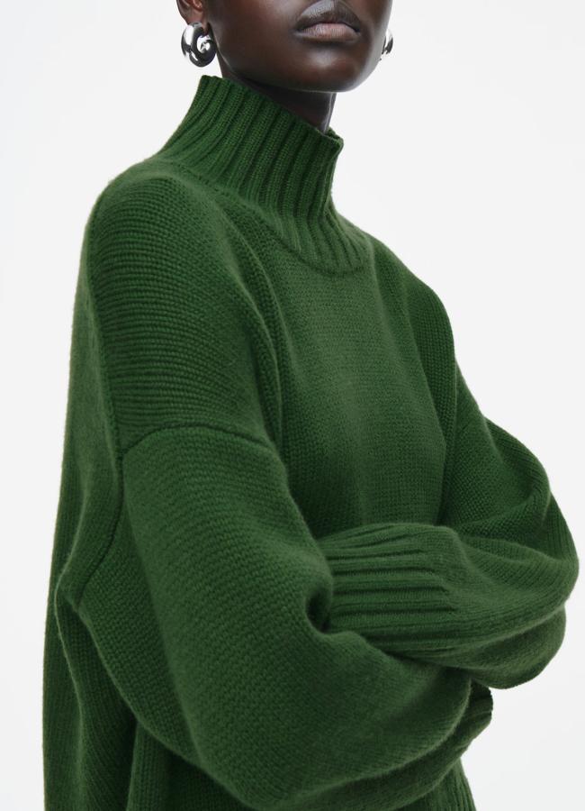 Jersey en color verde con tejido de cashmere de COS.