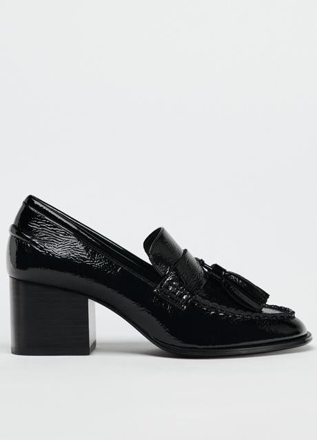 Zapatos negros de charol de Zara (49,99 euros)