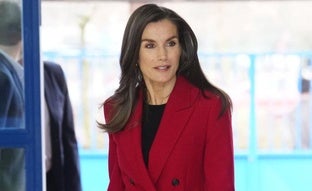 La reina Letizia tiene el look de lluvia perfecto: traje rojo de Hugo Boss y sus mocasines con plataforma más modernos