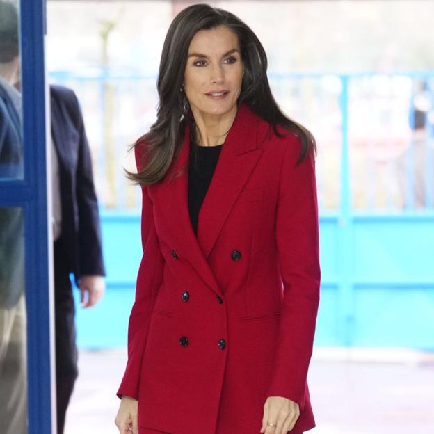 La reina Letizia tiene el look de lluvia perfecto: traje rojo de Hugo Boss y sus mocasines con plataforma más modernos