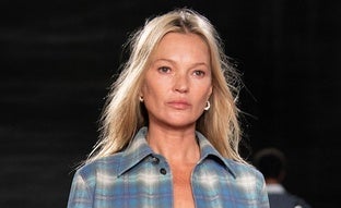 Preguntamos a un colorista cómo conseguir (y mantener) el rubio perfecto de Kate Moss a los 50