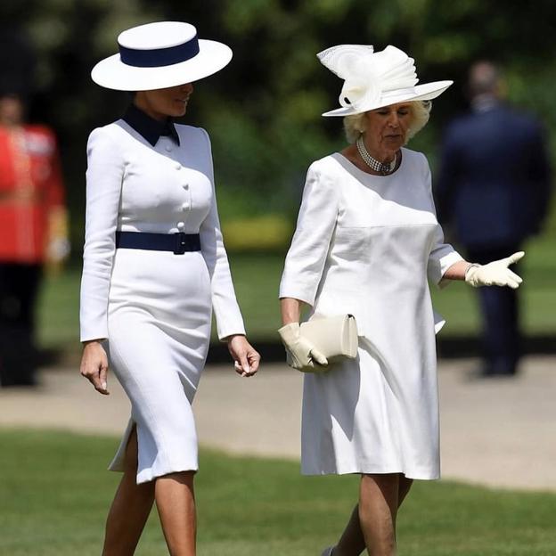 Melania Trump llevó un sombrero diseñado por Hervé Pierre con una vestido de Dolce&Gabbana en su primr viaje oficial a Reino Unido. 