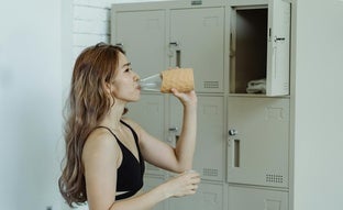 Este es el tipo de agua que ayuda a adelgazar y que apenas se toma en España