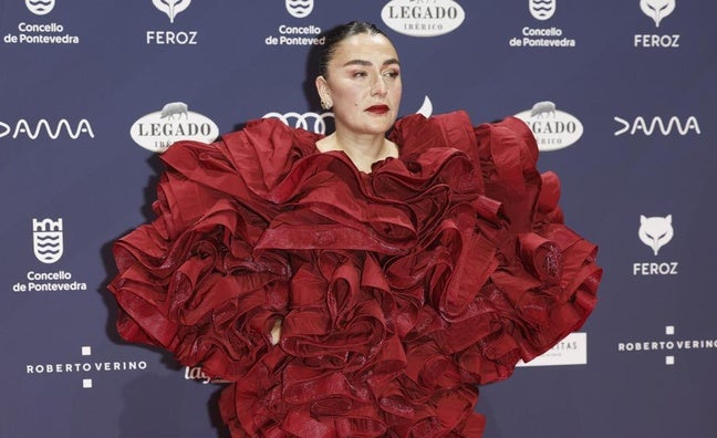 El dramático look de Candela Peña en los Premios Feroz 2025: un mini vestido con volumen XL y las medias más originales