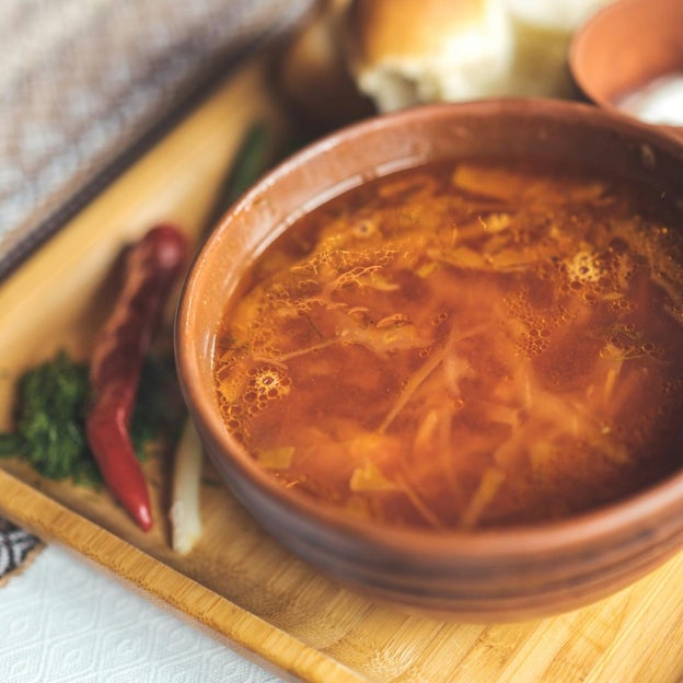 Cuando no tengo ganas de cocinar, preparo esta sopa extremeña detox que me enseñó mi abuela