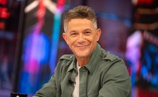 A quién prefiere Alejandro Sanz, a Broncano o a Motos: el cantante va a La Revuelta a poner fin a la guerra televisiva del año