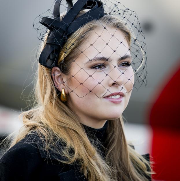 Amalia de Holanda aterriza en el aeropuerto de Katowice en Polonia para acudir al acto conmemorativo del 80 aniversario de la liberación de Auschwitz.