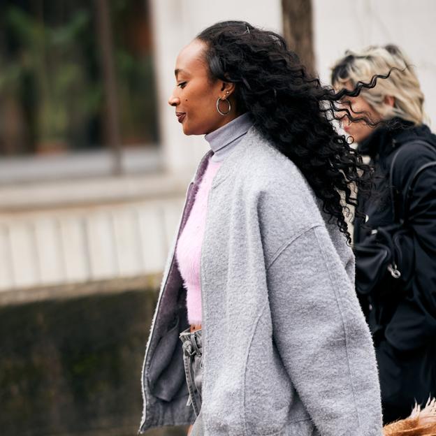 La chaqueta bomber gris que triunfa en París está disponible en Zara por 30 euros 