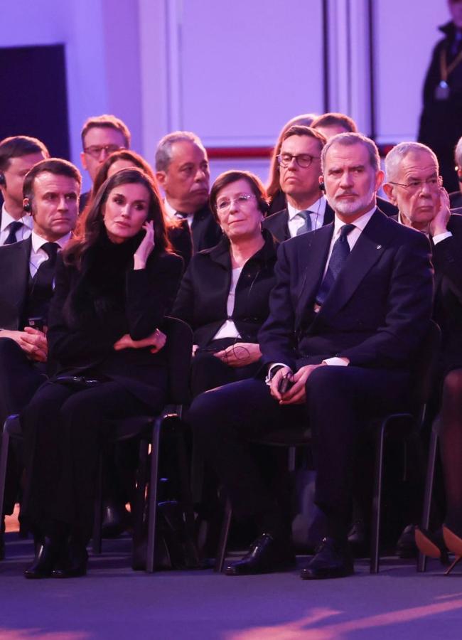 Los reyes Felipe y Letizia durante el acto en Auschwitz. / LIMITED PICTURES