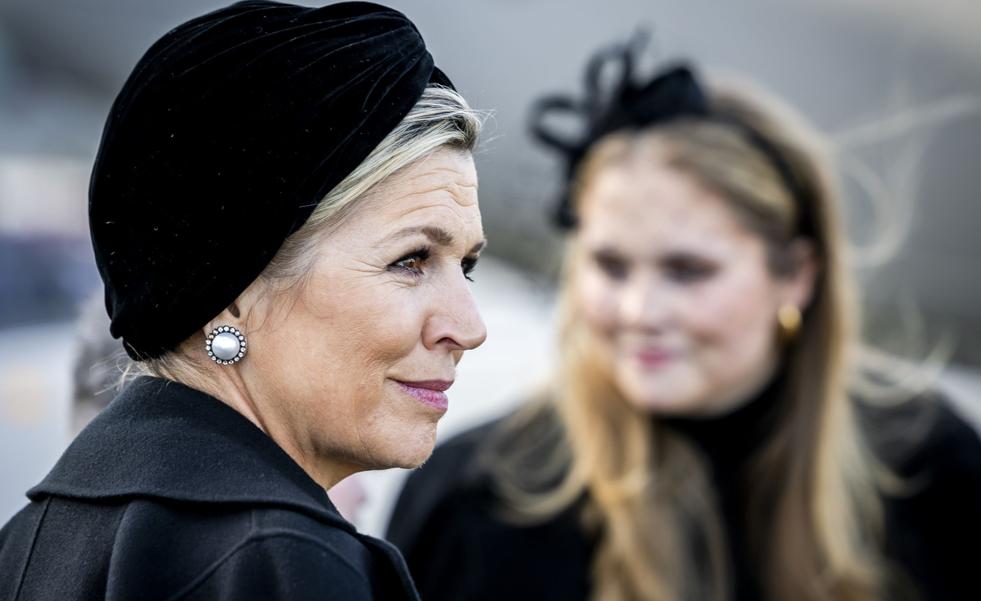 Máxima de Holanda sorprende con un turbante, un look elegante y unos espectaculares pendientes de perlas a su llegada a Auschwitz