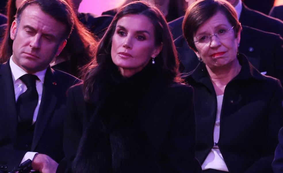 La reina Letizia, muy elegante en la cumbre royal en Auschwitz: cuello de pelo y pendientes de perlas