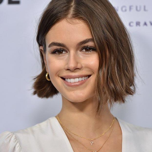 Kaia gerber con corte de pelo bob despuntado con textura