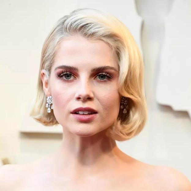 Lucy Boynton con tendencia de corte de pelo bob Old Hollywood