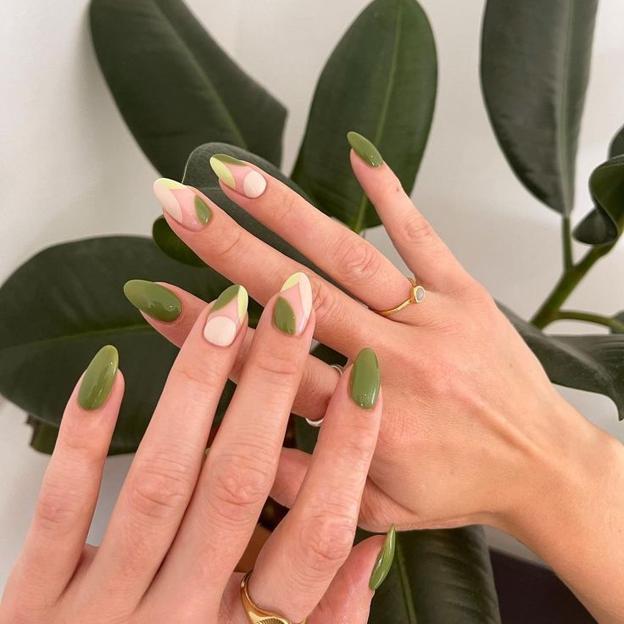 Manicura con dibujos geométricos en verde oliva y nude