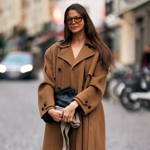 Mujer con abrigo camel elegante