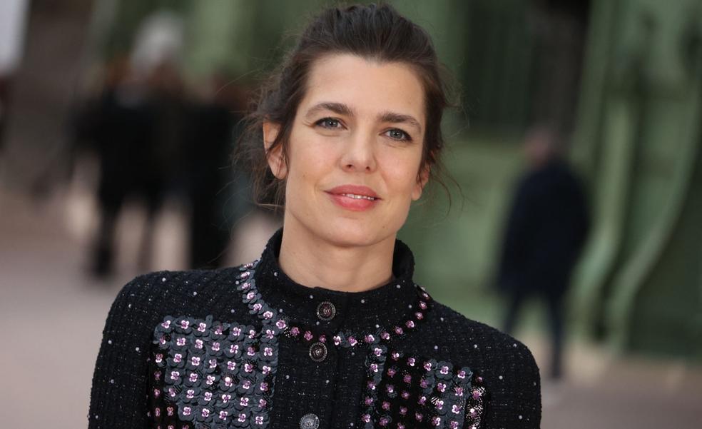 Carlota Casiraghi saca su versión más rockera en París: su look con botas negras, falda mini y medias