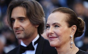 El dramático error que cometió Carole Bouquet con su hijo Dimitri Rassam tras la muerte de su padre