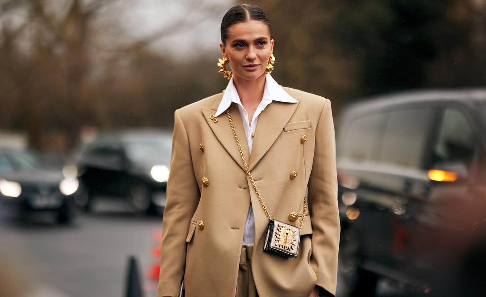 Chaquetas con hombreras, la tendencia que arrasa en el street style y que sienta bien a todos los cuerpos