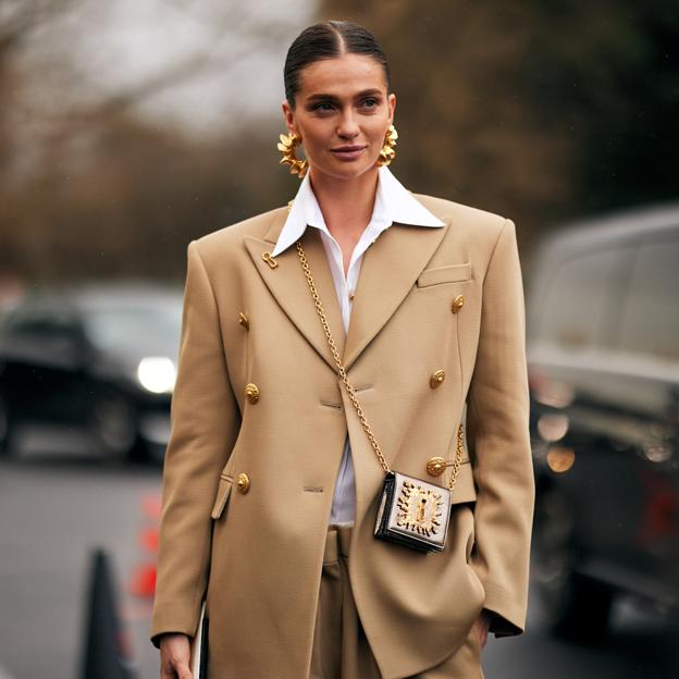 Mujer con chaqueta con hombreras