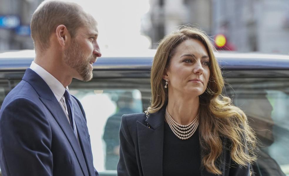 El acertado look de Kate Middleton en Londres: pendientes de Isabel II, collar de perlas de 300 euros y bolso de Chanel