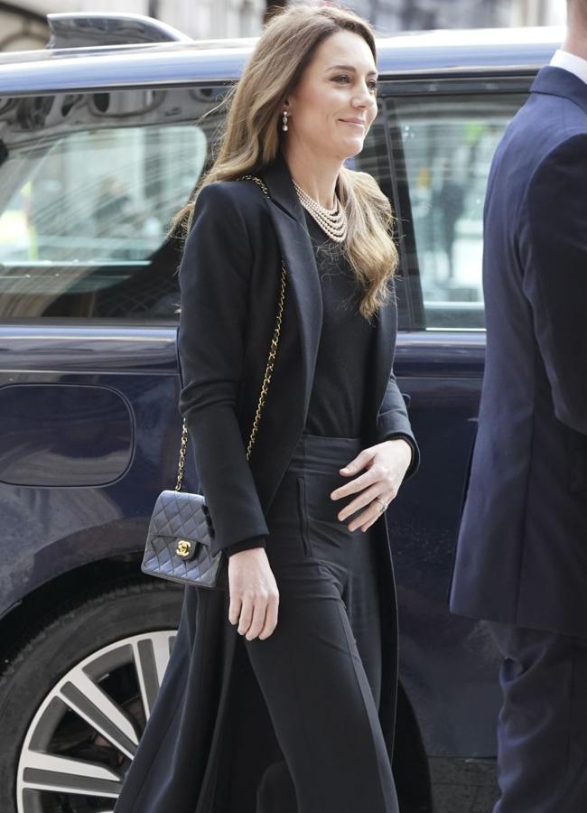 Kate Middleton completó el look con un bolso de Chanel. / GTRES