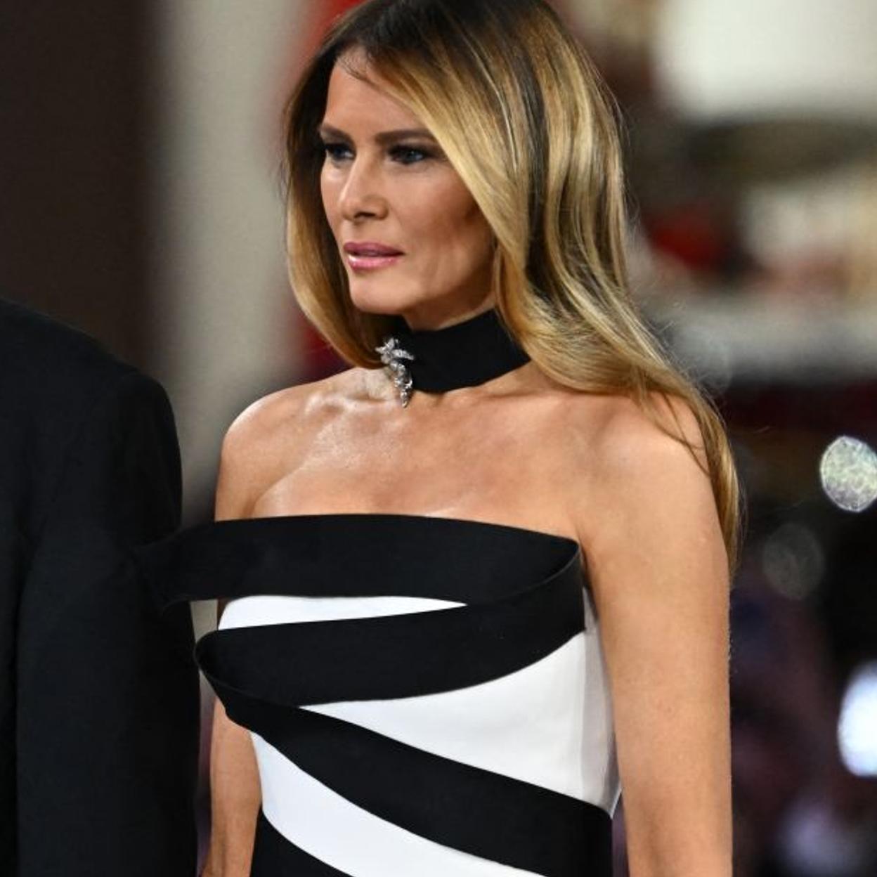 Melania Trump, con el vestido que Hervè Pierre diseñó para su segunda noche de inauguración de mandato. En el cuello, a modo de 'choker', lleva un broche de diamantes creado en 1955 por Harry Winston. /Getty images