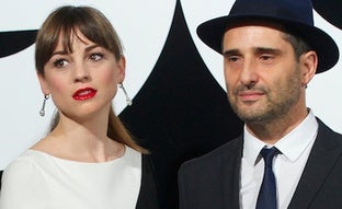 El amor de Leonor Watling, presentadora de los Premios Goya 2025, y Jorge Drexler: un flechazo, una canción y 18 años juntos