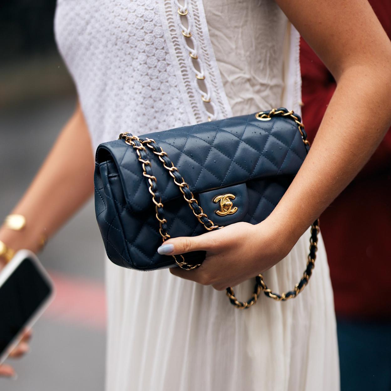 Mujer con bolso de Chanel azul marino/launchmetrics spotlight