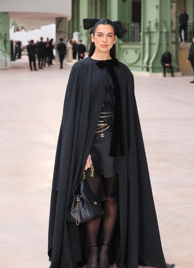 La cantante Dua Lipa en el desfile de Chanel. Foto: Gtres.