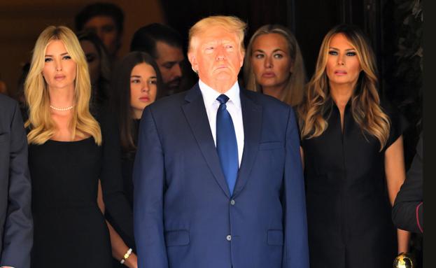 El presidente Donald Trump junto a Melania y su hija Ivanka. 