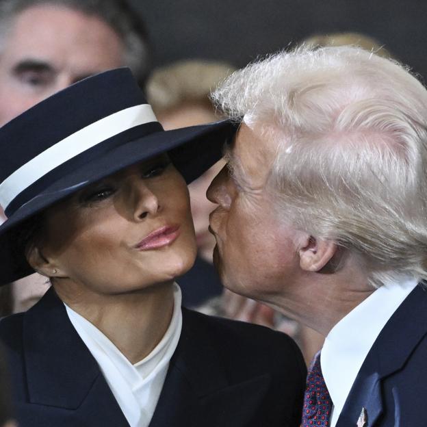 El 'no beso' de Donald Trump y Melania en la ceremonia de investidura del presidente. 