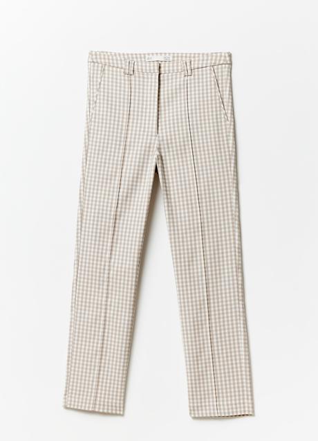 Pantalones con estampado de cuadros de Sfera (25,99 euros)