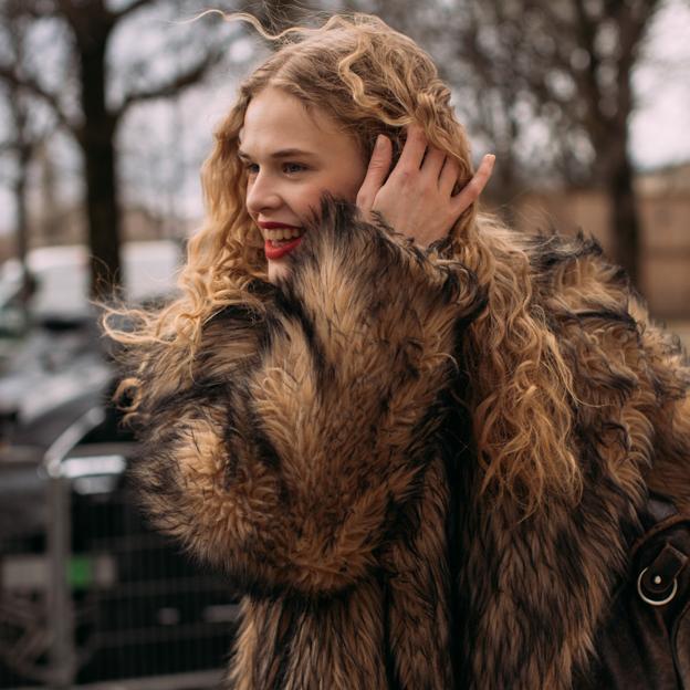 El abrigo de pelo beige que te salvará el resto del invierno está en Sfera rebajadísimo