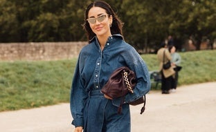 Cómo combinar los vaqueros oscuros para elevar tus looks de diario este invierno