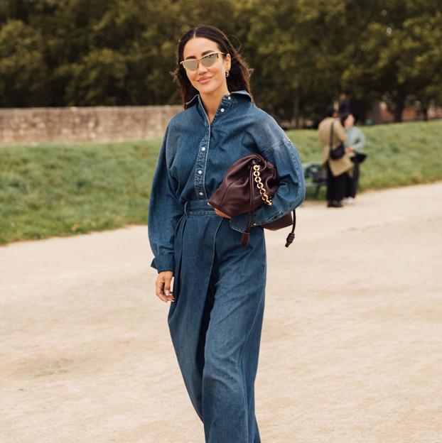 Cómo combinar los vaqueros oscuros para elevar tus looks de diario este invierno