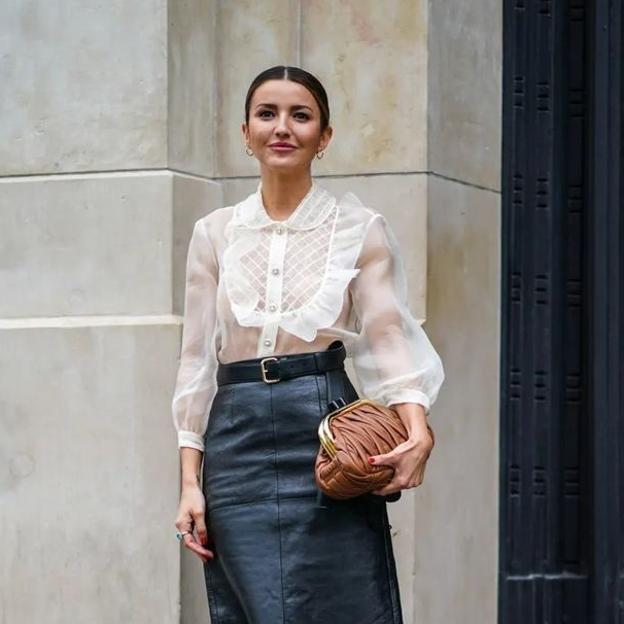 Influencer con camisa romántica