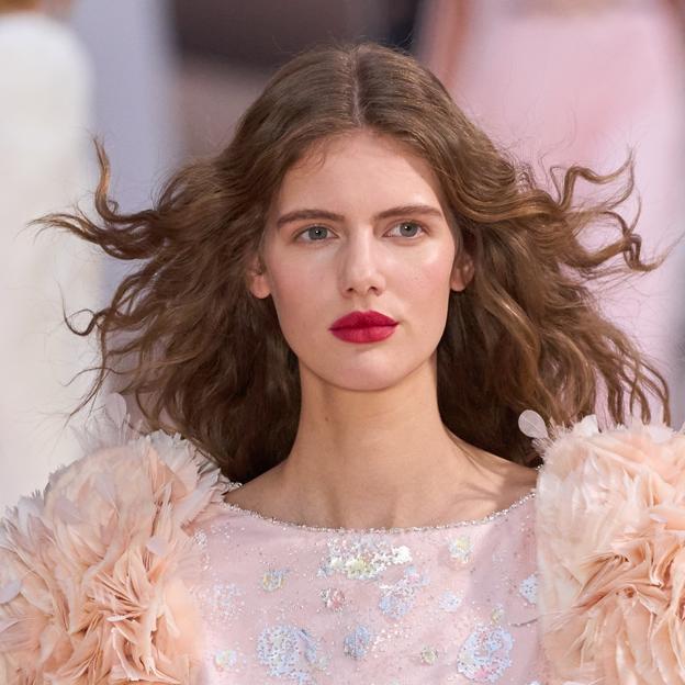 Una modelo con piel hidratada y luminosa en el desfile de Chanel.