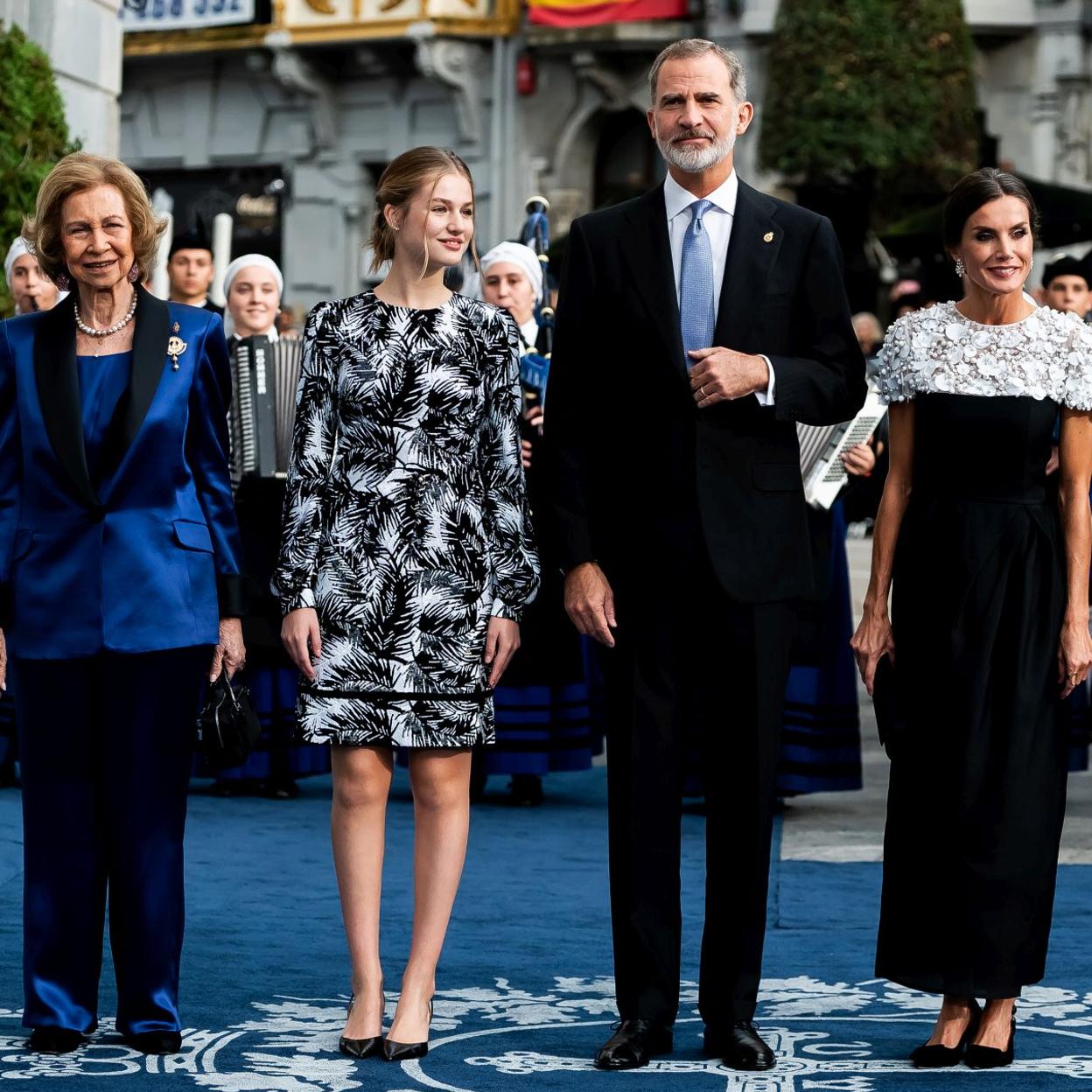 La reunión de la familia real al completo con motivo de los Premios Princesa de Asturias, con el rey Felipe flanqueado por la reina Sofía, la princesa Leonor y la reina Letizia. /getty images