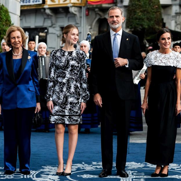 La reunión de la familia real al completo con motivo de los Premios Princesa de Asturias, con el rey Felipe flanqueado por la reina Sofía, la princesa Leonor y la reina Letizia. 