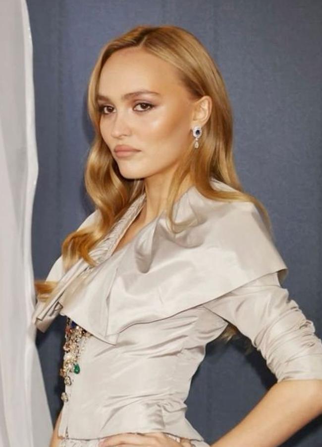 Lily Rose-Depp con tono de rubio miel difuminado/@brycescarlett