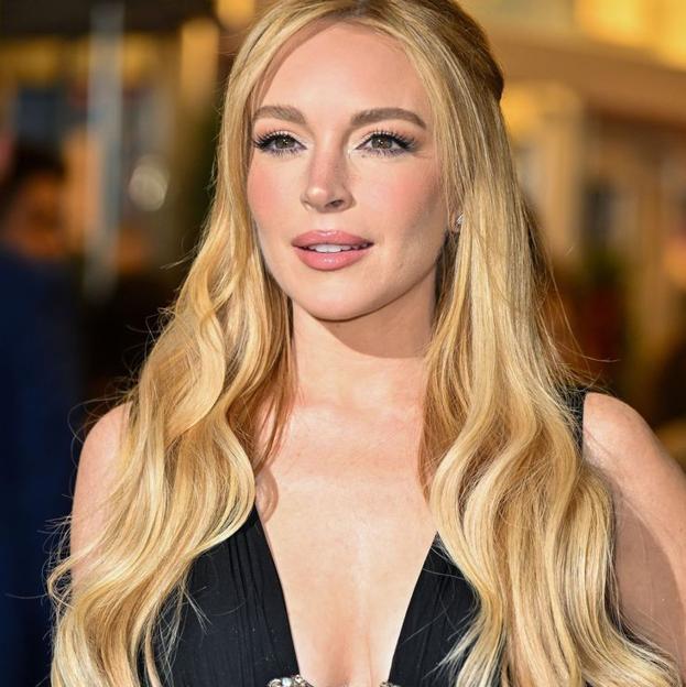 Linday Lohan con cabello en tono rubio tendencia pra 2025