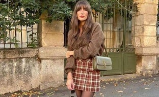 Faldas cortas de cuadros, la obsesión de las influencers para ir chic con mocasines